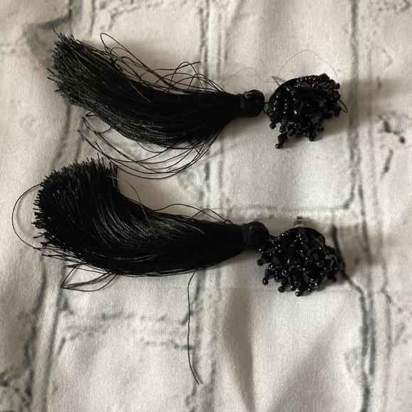 VINTAGE RARE FIND EARRINGS (PREOWNED ) - Picture 1 of 2